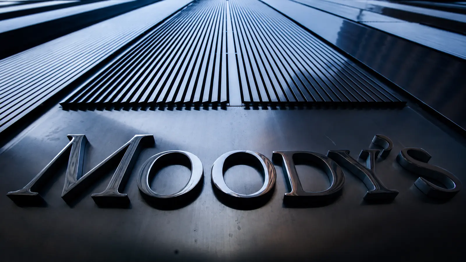Le nom Moody’s fixé sur la façade métallique du siège de l’agence de notation, photographié en contre-plongée